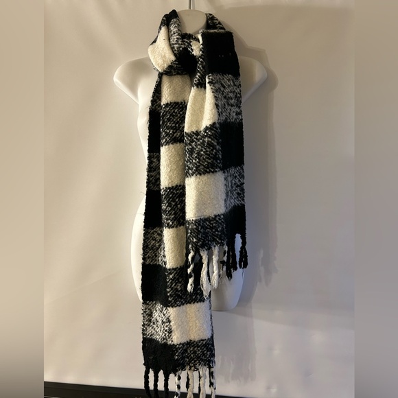 VICTORIA’S SECRET CHUNKY PLAID BLACK AND WHITE WITH FRINGE OVERSIZED SCARF - Picture 4 of 7